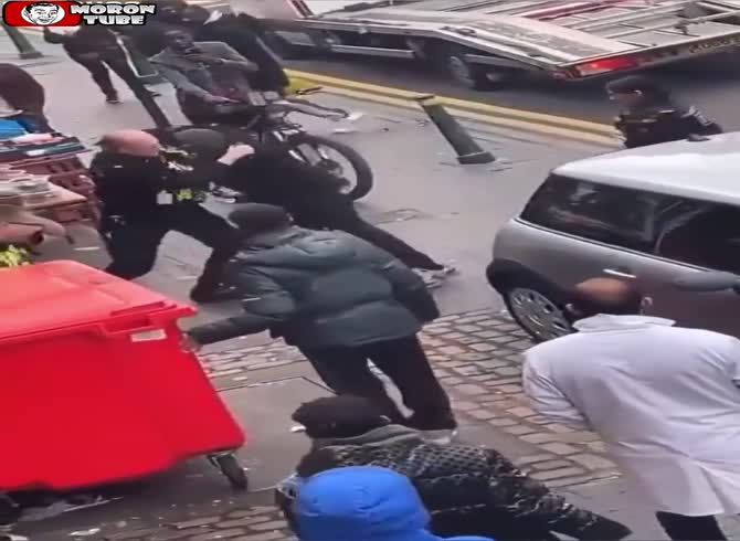 Video :Under assault, a merchant assists British police officers